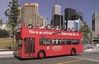 Un bus touristique au centre ville de Toronto