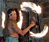 Un spectacle de feu lors d'une fête traditionnelle à Hawaï