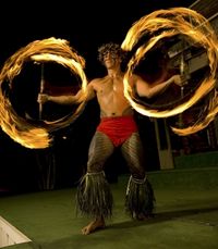Spectacle de feu au Paradise Cove Luau, Oahu
