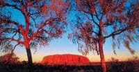 Une vue de loin des formations rocheuses d'Uluru, Alice Springs