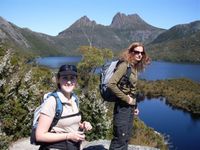 Les randonneurs admirant la vue panoramique du parc national, Tasmanie