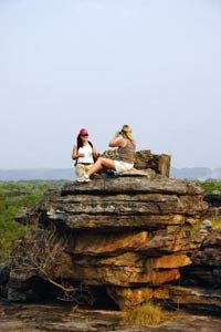 Des visiteurs profitant de la vue à Ubirr Rock, Darwin