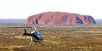 Une vue spectaculaire d'Uluru depuis l'hélicoptère, Ayers Rock