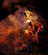 Les danseurs sanghyang du feu Jaran