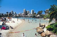 Sur la belle plage près de la ville de Brisbane, Gold Coast