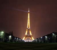 La Tour Eiffel illuminée dans la nuit, Paris