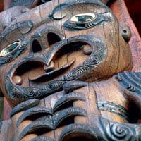 Les magnifiques sculptures traditionnelles maories, Auckland