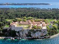 Une vue de loin de l'île Sainte Marguerite, Cannes