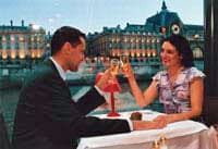 Un dîner-croisière en amoureux à Paris