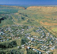 Vue de dessus d'Alice Springs avec les gammes MacDonnel en arrière-plan