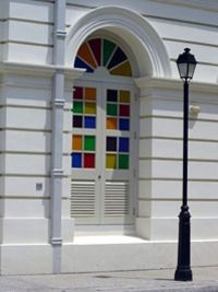 Le vitrage multicolore de Raffles Hotel