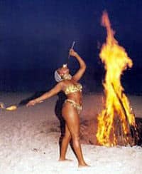 La danse du feu sur la plage de Bahamas, Freeport