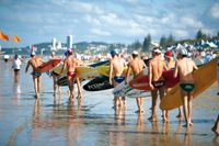 Un groupe de surfeur à la plage, Gold Coast