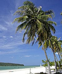 La plage de Pantai Cenang au large de l'&icirc;le Langkawi