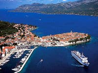 Vue sur le port de l'île de Korcula de Dubrovnik