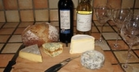 Du fromage et du vin au dîner avec les hôtes parisiens