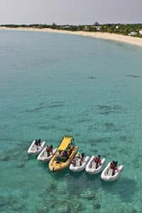 Les bateaux gonflables le long de la côte pittoresque de St.Martin