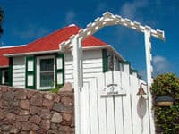 Une maison aux murs blancs de Saba, St. Martin