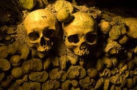 Explorez les catacombes décorés de crânes et des ossements humains, Paris