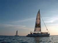 Une romantique visite en bateau à voile au coucher du soleil à St. Martin