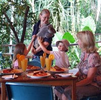 Un moment de détente en famille au zoo tropical de Cairns