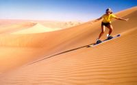 Le ski dans les dunes au désert de Dubaï