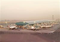 Une vue de loin de l'aéroport de Dubaï