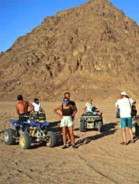 BBQ Quadrunner et bédouin dans le désert égyptien, Hurghada
