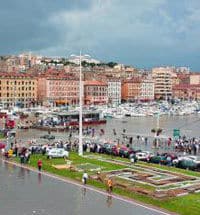 Une vue magnifique de la ville et du port de Marseille