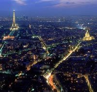 La ville de Paris en soirée sur la terrase d'observation de la Tour Montparnasse