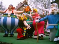 Un superbe mélange de spectacles de divertissements et de folles chevauchées au parc d'Astérix, Paris
