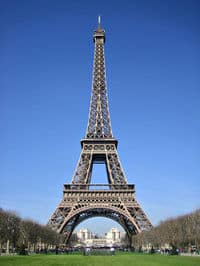 La géante Tour Eiffel, Paris