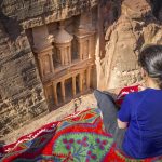 Femme surplombant le site de Petra