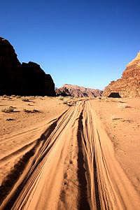 Une trace de circuit désertique à Wadi Rum