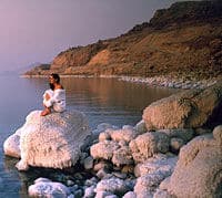 Un paysage calme et romantique de la mer Morte
