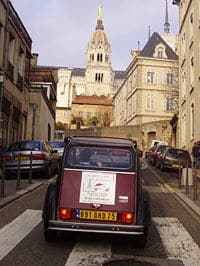 La charmante voiture Citroën 2CV à Lyon
