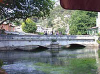 Un charmant village traversé par le canal de la Sorgue, Avignon