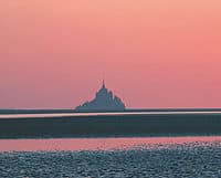 L'île de conte de fées du Mont-Saint-Michel au large des côtes de Normandie
