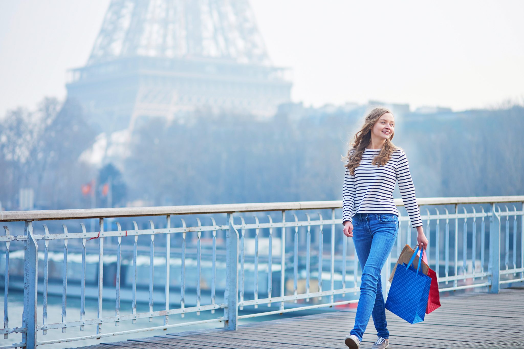 Jeune adolescent avec des sacs après le shopping à Paris
