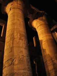 La beauté des temples de Karnak illuminés la nuit