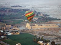 Une vue imprenable sur les célèbres temples de Louxor depuis une montgolfière