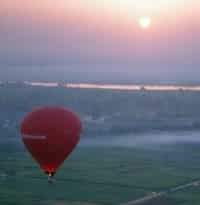 Survol en montgolfière au coucher du soleil à Louxor