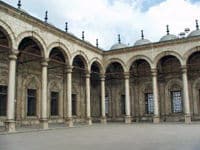 La cour de la mosquée d'Albâtre, Le Caire