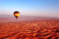 Le décollage du ballon au milieu du désert de Dubaï