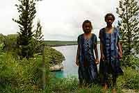 petite filles kanak devant les falaises de Joging