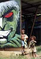 Hiengène - enfants devant grafiti