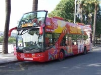 Le bus à impériale pour la visite de la ville de Barcelone