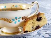 Le thé britannique avec un petit gâteau