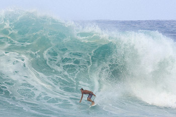 Surfeur en plein rouleau Hawaii