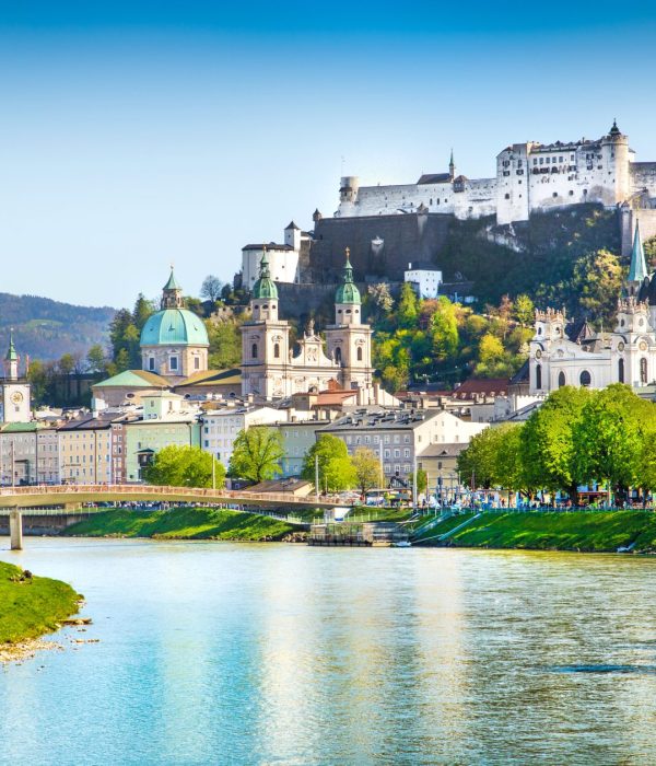 Ville historique de Salzbourg avec la rivière Salzach en été, Autriche